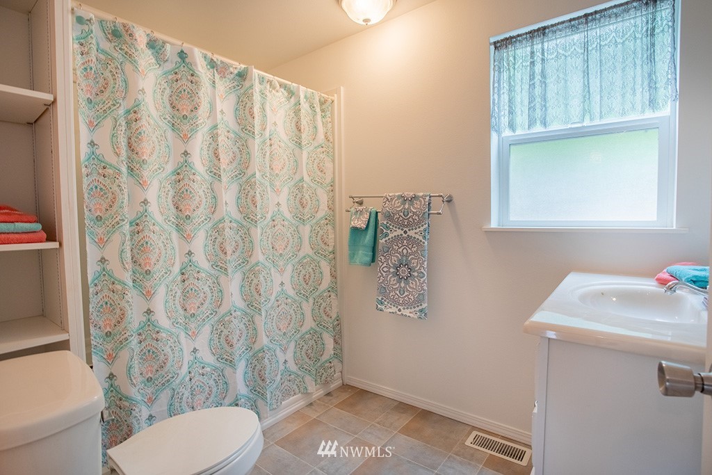 1124 Shore Drive Bremerton, WA 98310 - Photo 17 of 29