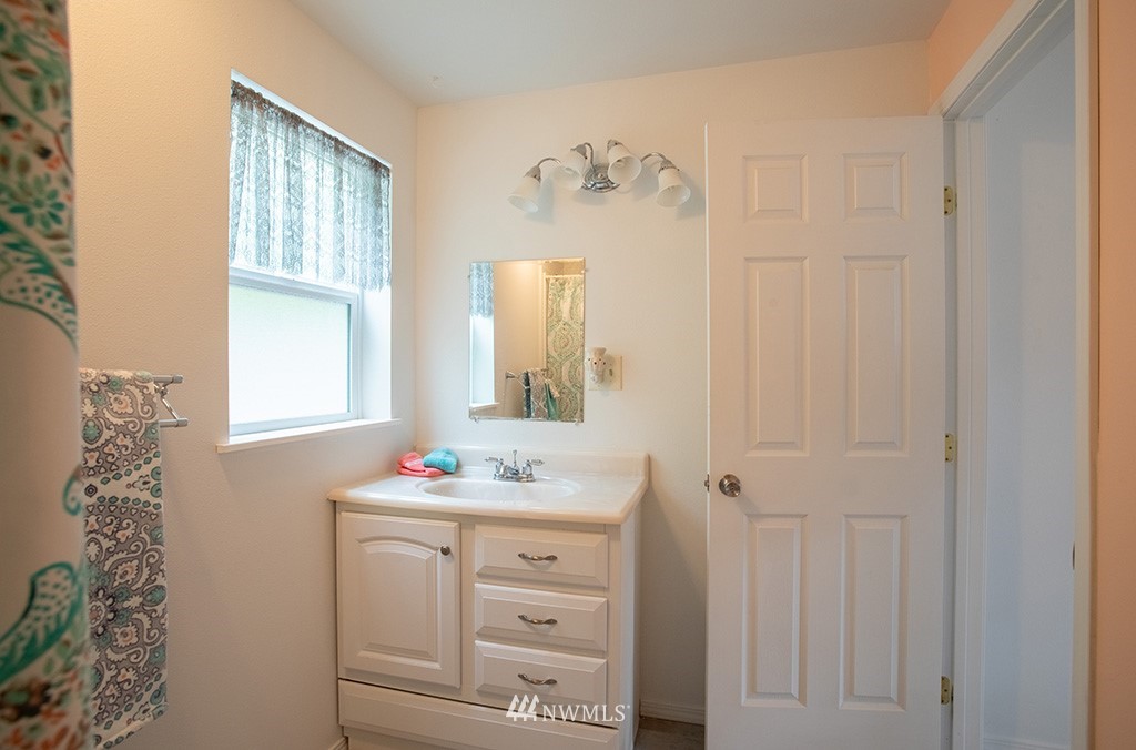 1124 Shore Drive Bremerton, WA 98310 - Photo 18 of 29