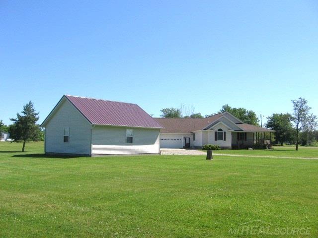 6235 Harrington Road Croswell, MI 48422 - Photo 11 of 46 31295348-10.JPG