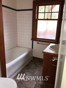 129 Wells Avenue North Renton, WA 98057 - Photo 11 of 29 a bathroom with a bathtub and a window