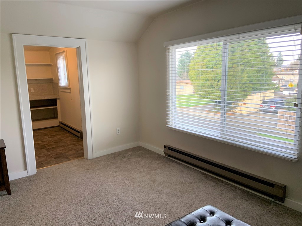 129 Wells Avenue North Renton, WA 98057 - Photo 25 of 29 a view of a room and window