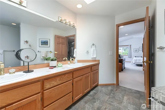 a en suite bathroom with a double vanity sink and a mirror
