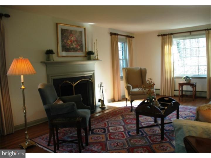 537 Mount View Road Berwyn, PA 19312 - Photo 3 of 17 Living Room