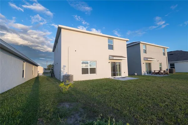 a view of a house with backyard