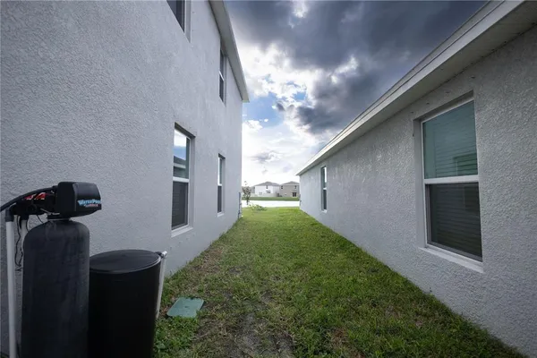 a view of a backyard