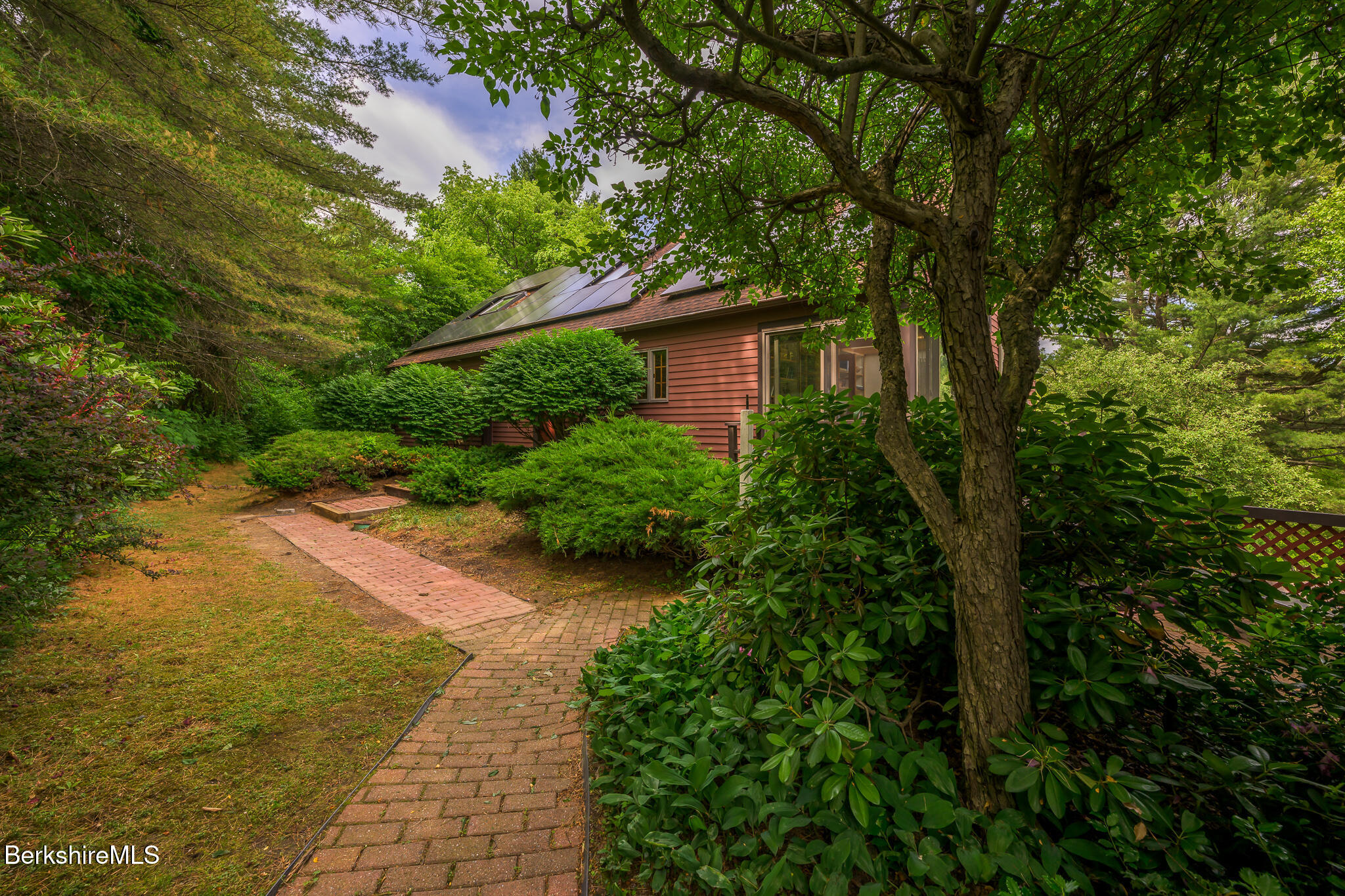6 Manitauk Heights Stockbridge, MA 01262 - Photo 2 of 49 6 Manitauk heights front