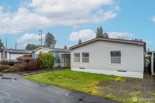 a view of a house with yard and plants