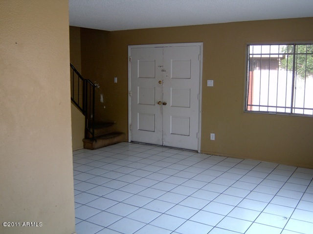 3946 West Palomino Road Phoenix, AZ 85019 - Photo 4 of 13 Living Room