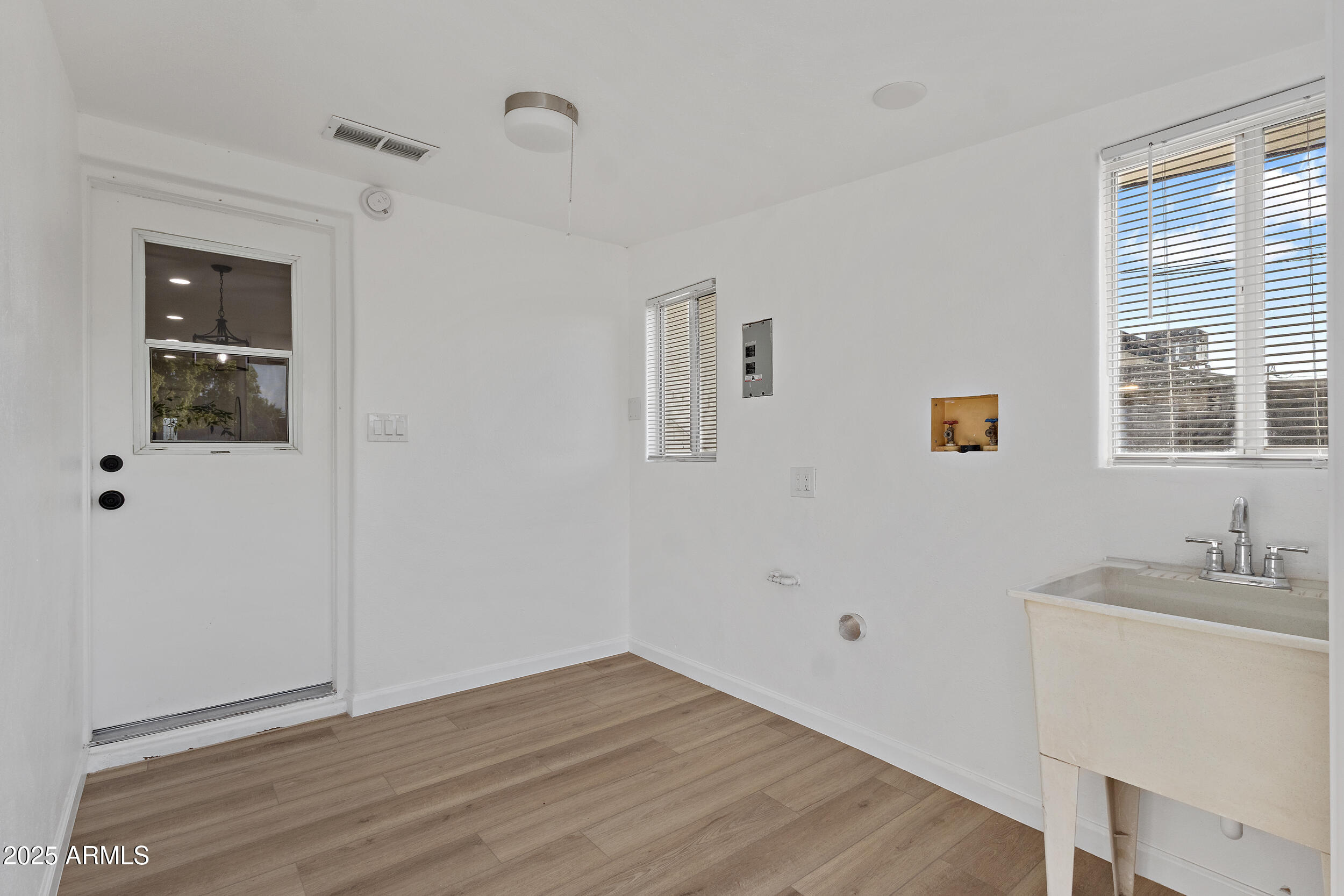 1932 West Whitton Avenue Phoenix, AZ 85015 - Photo 17 of 39 laundry room