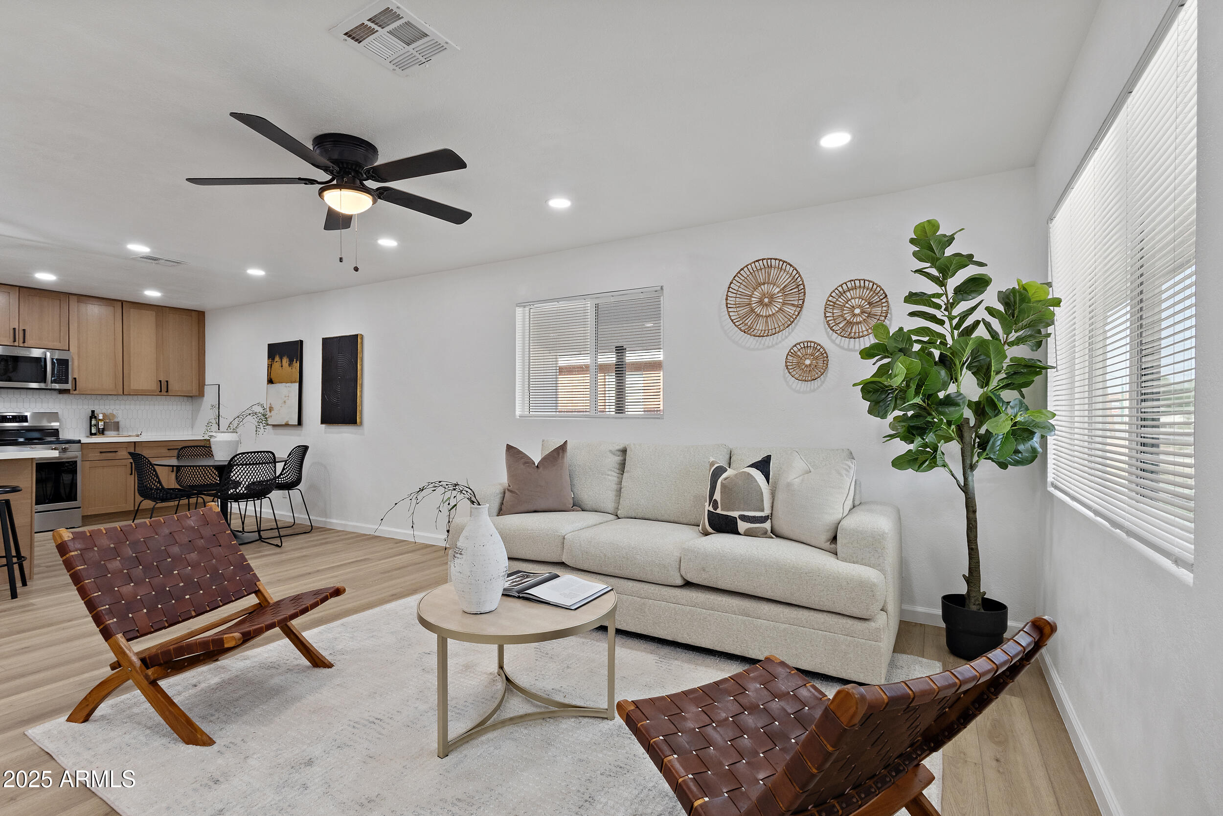 1932 West Whitton Avenue Phoenix, AZ 85015 - Photo 7 of 39 living room