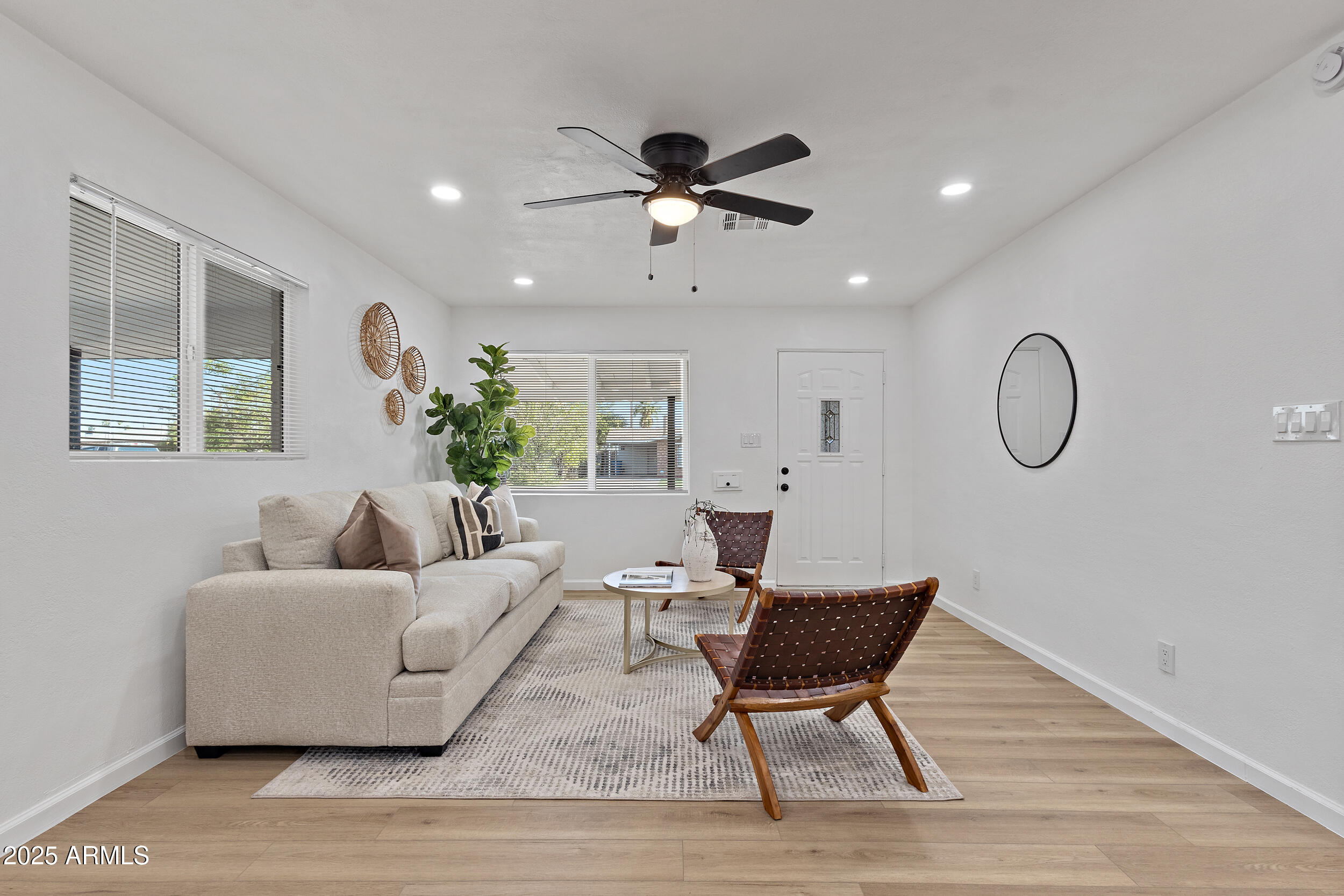 1932 West Whitton Avenue Phoenix, AZ 85015 - Photo 8 of 39 living room