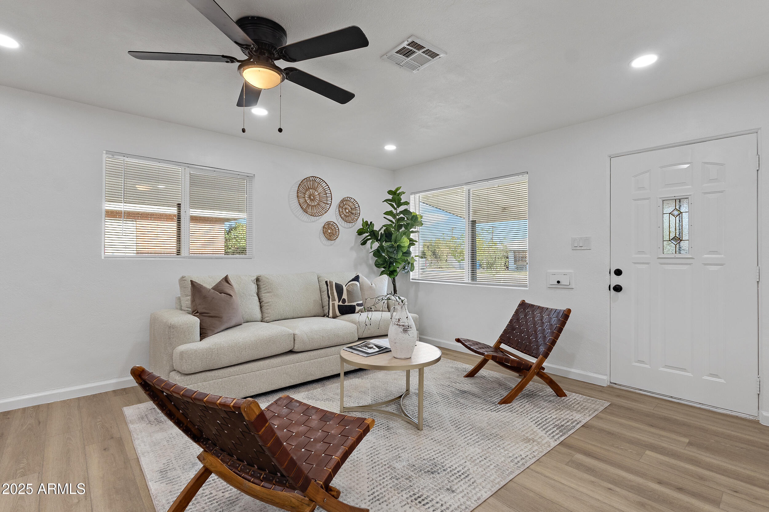 1932 West Whitton Avenue Phoenix, AZ 85015 - Photo 9 of 39 living room