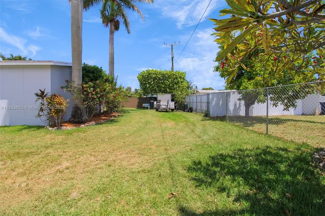 a view of a house with backyard and garden
