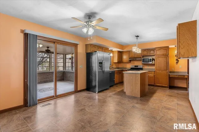 $365,000 | 537 Richmond Drive, Chatham, IL 62629