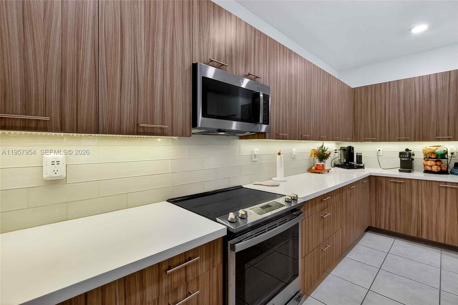 4655 Northwest 83rd Path Doral, FL 33166 - Photo 11 of 25