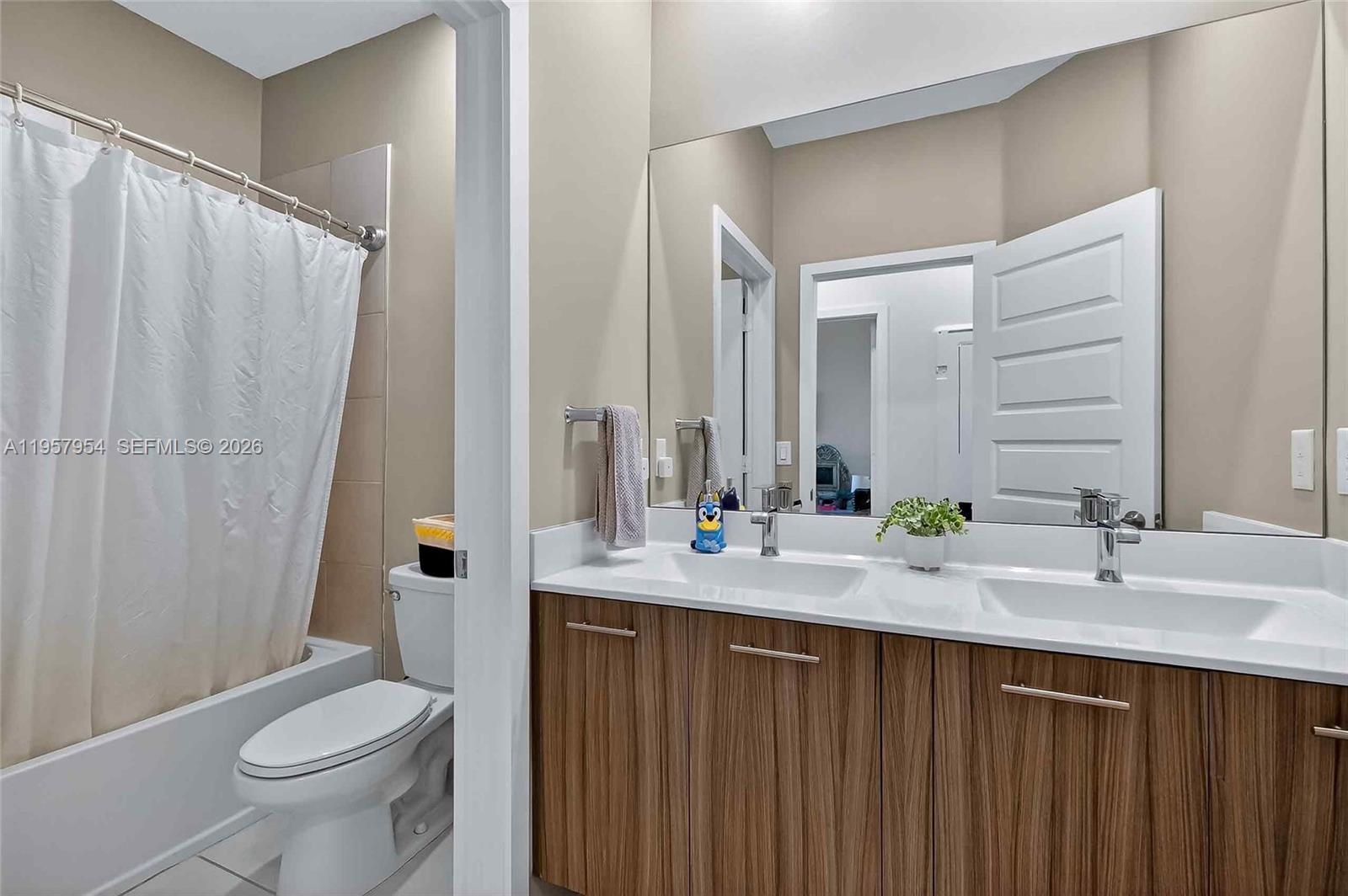 4655 Northwest 83rd Path Doral, FL 33166 - Photo 23 of 25