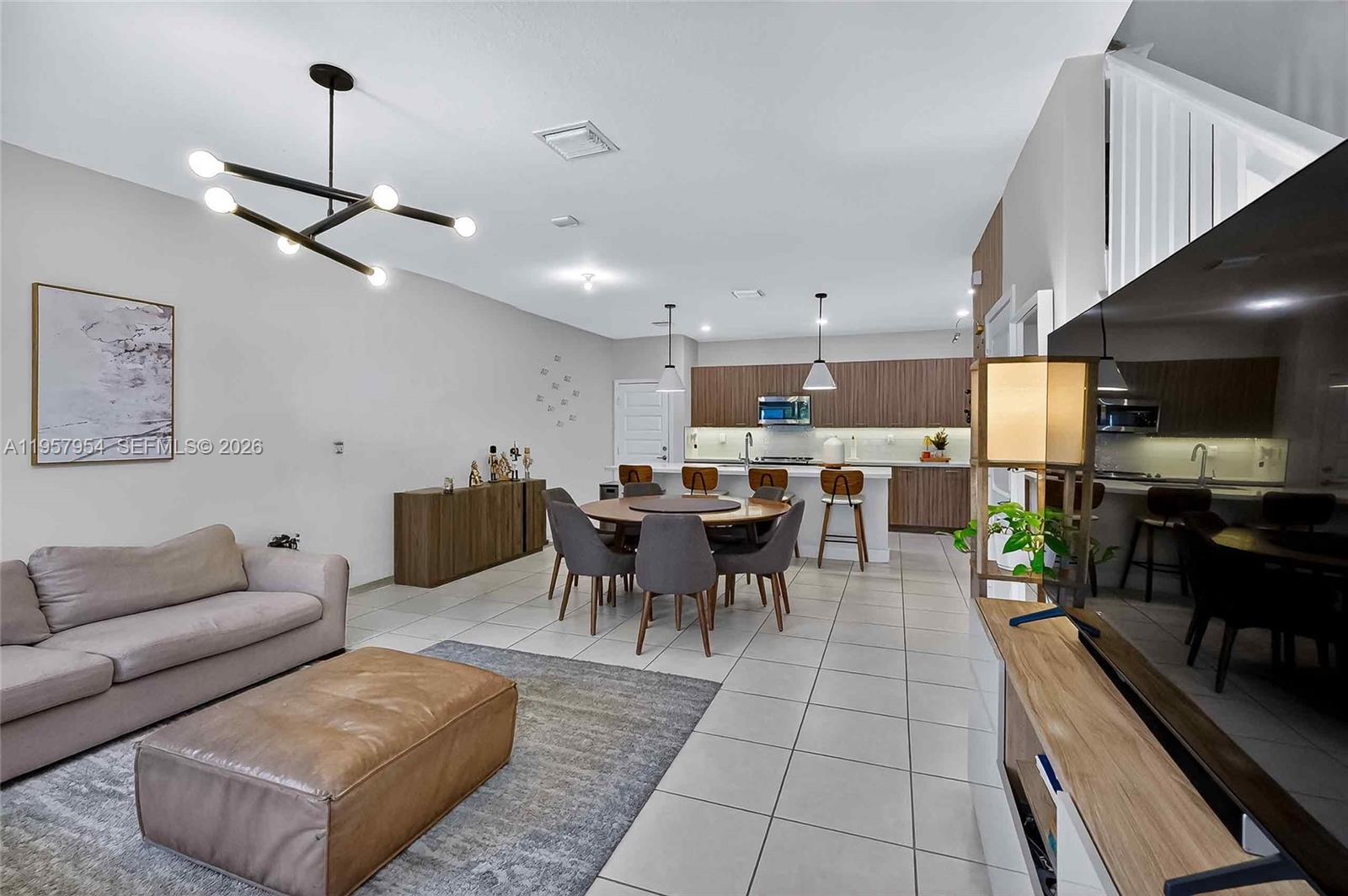 4655 Northwest 83rd Path Doral, FL 33166 - Photo 3 of 25