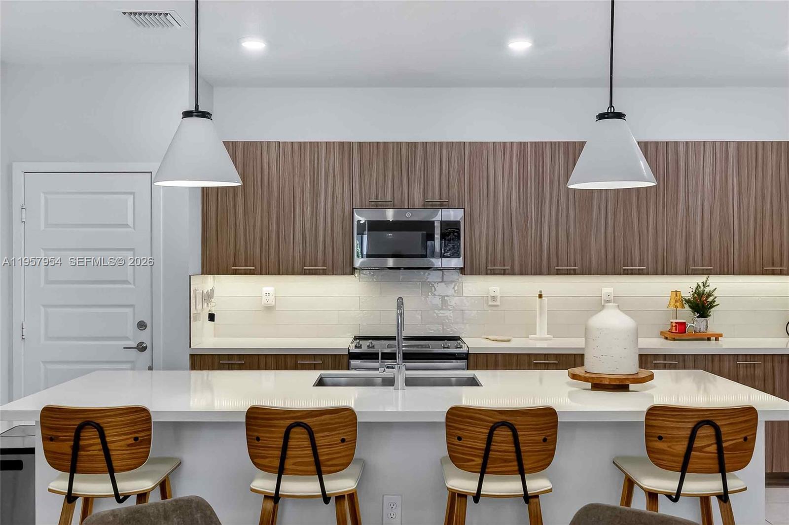 4655 Northwest 83rd Path Doral, FL 33166 - Photo 7 of 25