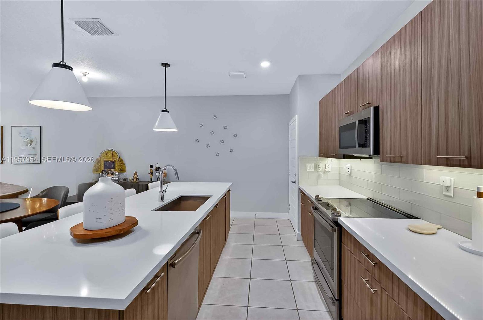 4655 Northwest 83rd Path Doral, FL 33166 - Photo 8 of 25