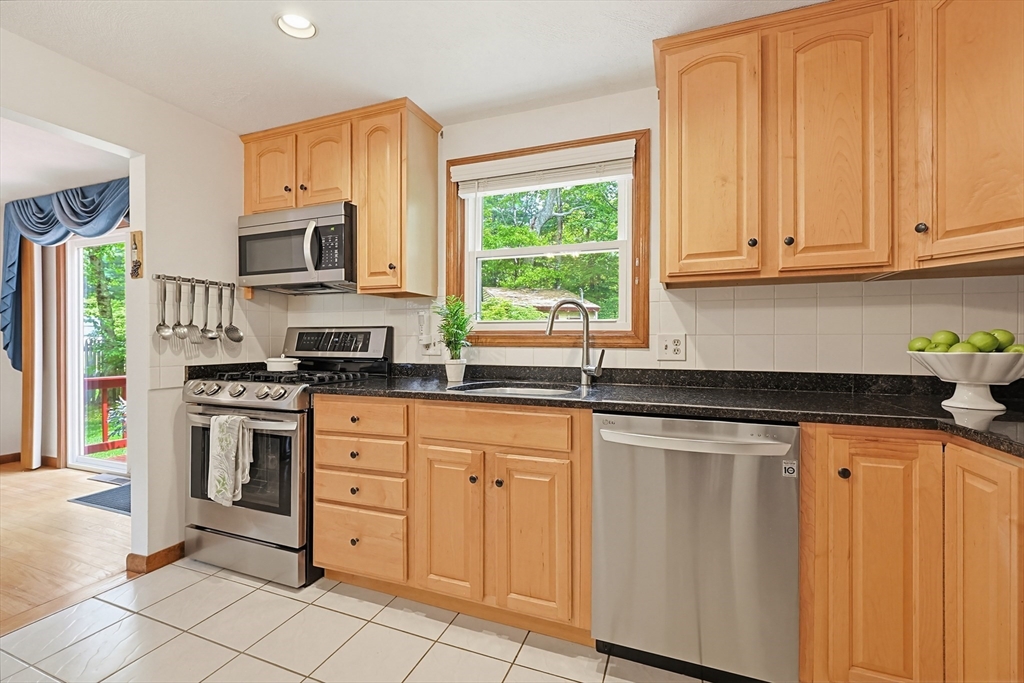 218 Hampton Road Sharon, MA 02067 - Photo 13 of 34