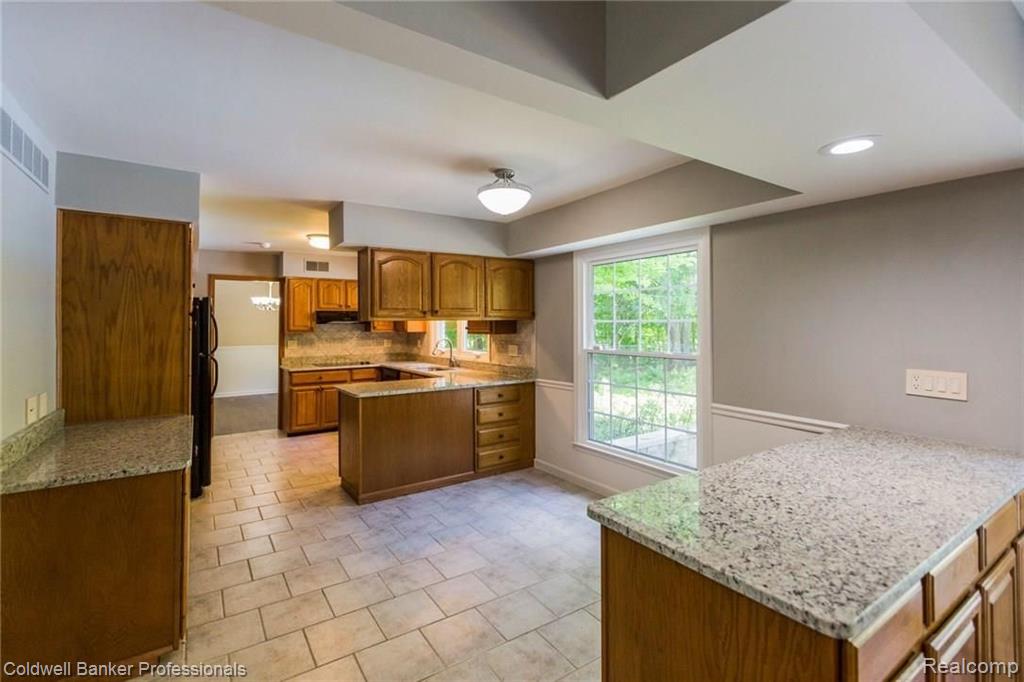 29075 Summerwood Road Farmington, MI 48334 - Photo 7 of 41