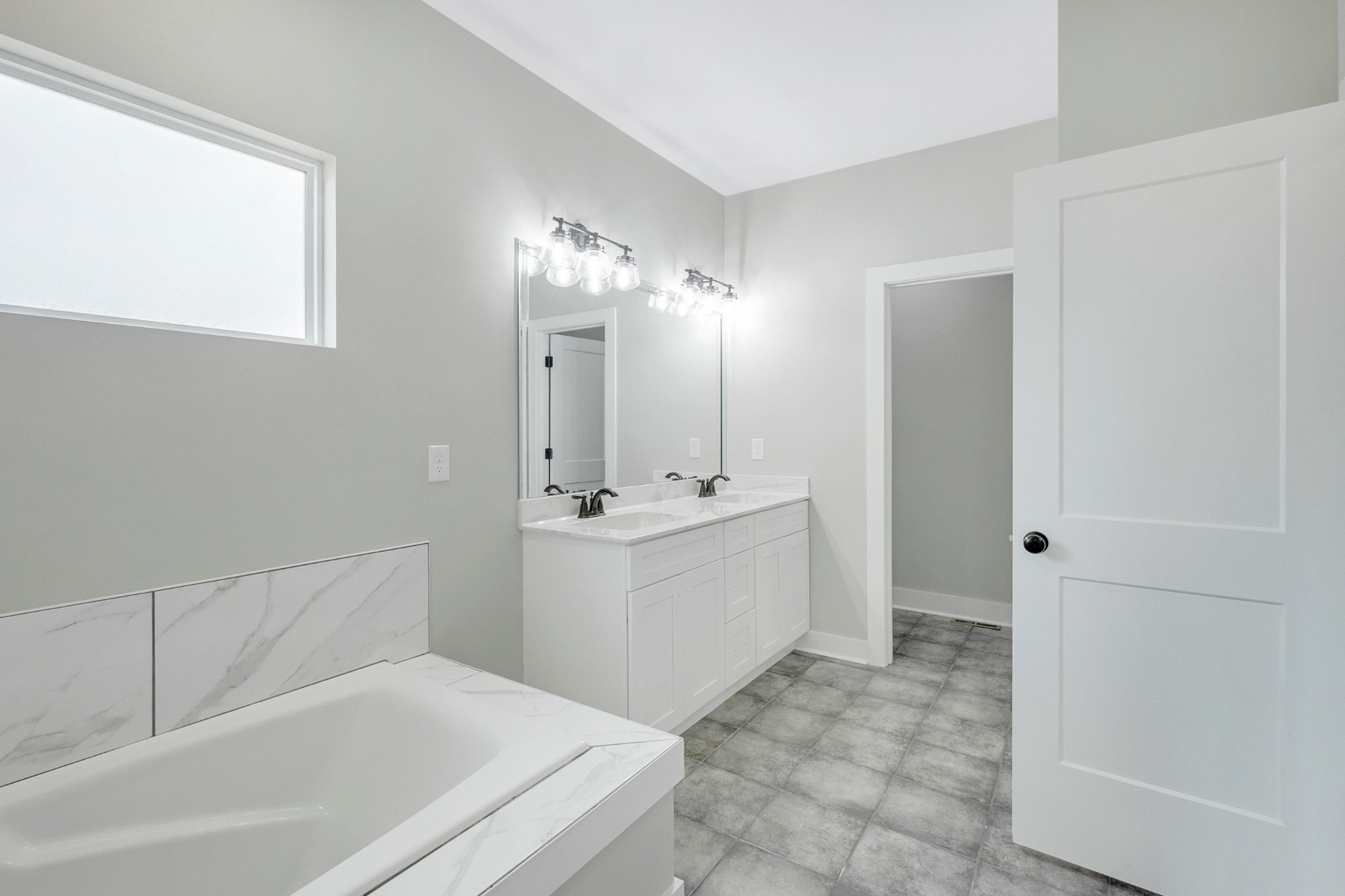 1227 Maple Hill Road Lebanon, TN 37087 - Photo 20 of 43 a bathroom with a bathtub a sink and a mirror