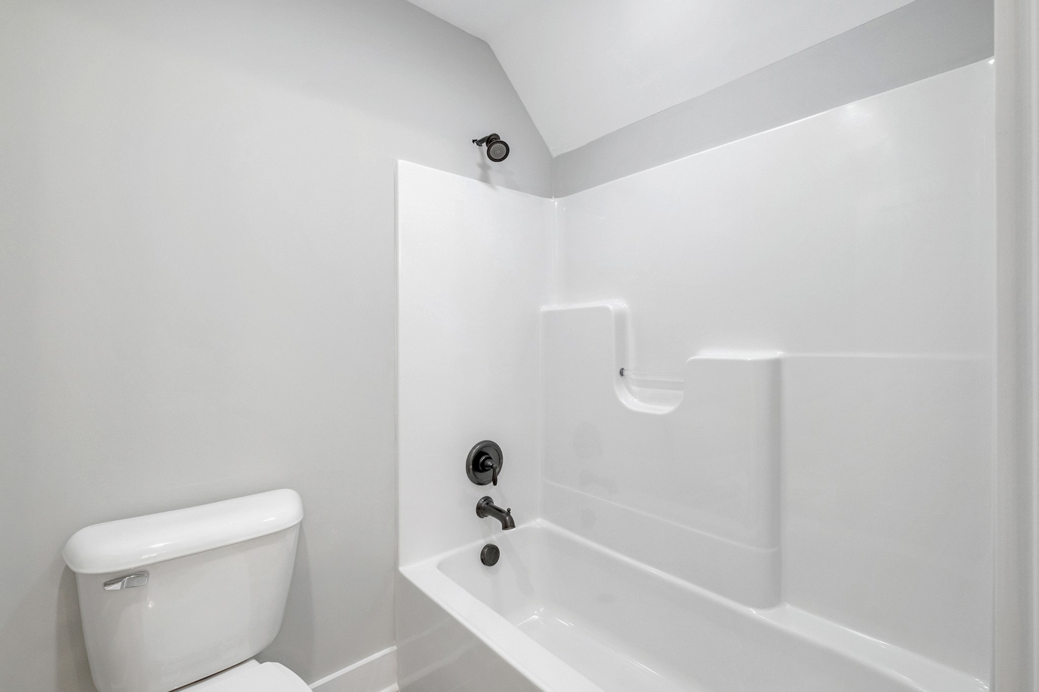 1227 Maple Hill Road Lebanon, TN 37087 - Photo 34 of 43 a bathroom with a bathtub and a toilet