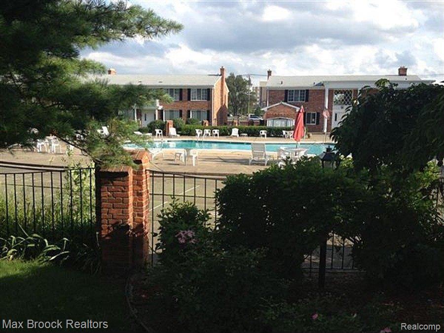 29246 Hoover Road Warren, MI 48093 - Photo 10 of 14 Easy Living Enjoy the Pool