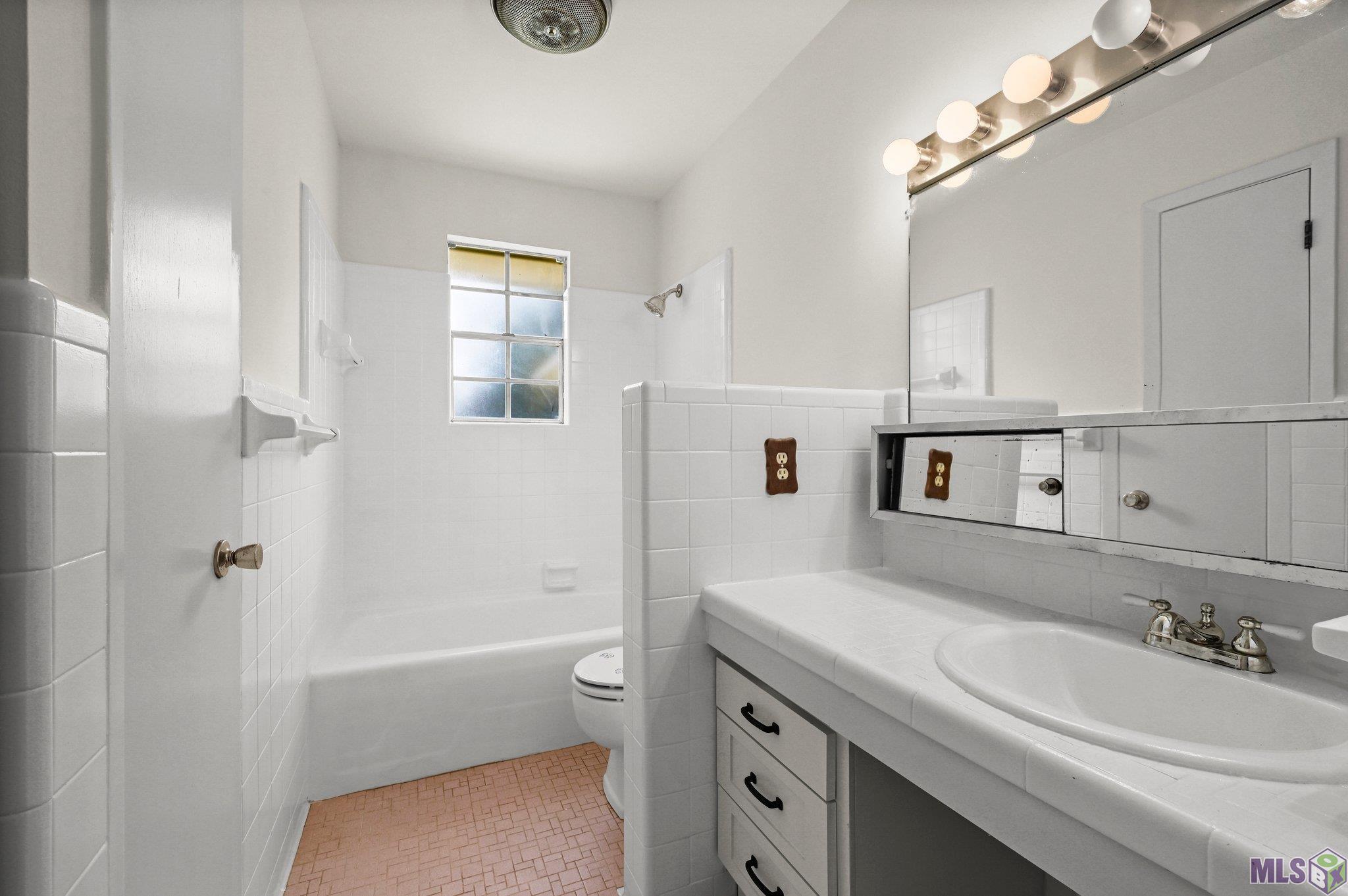 10724 Mollylea Drive Baton Rouge, LA 70815 - Photo 10 of 17 Guest Bathroom