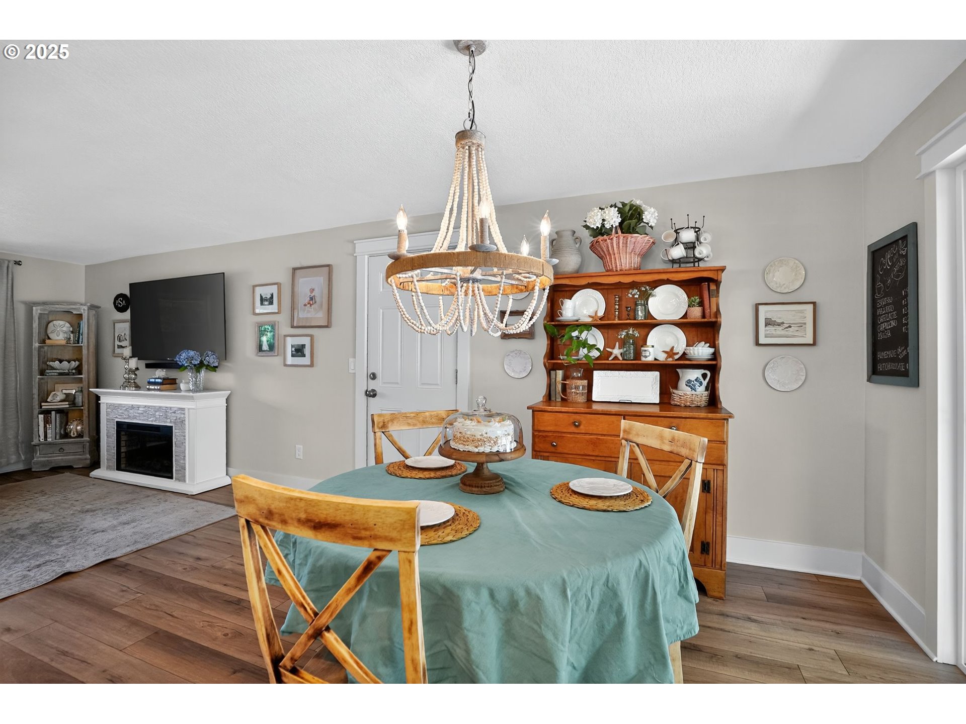 26280 South Beavercreek Road Beavercreek, OR 97004 - Photo 17 of 39 a living room with fireplace furniture and a flat screen tv