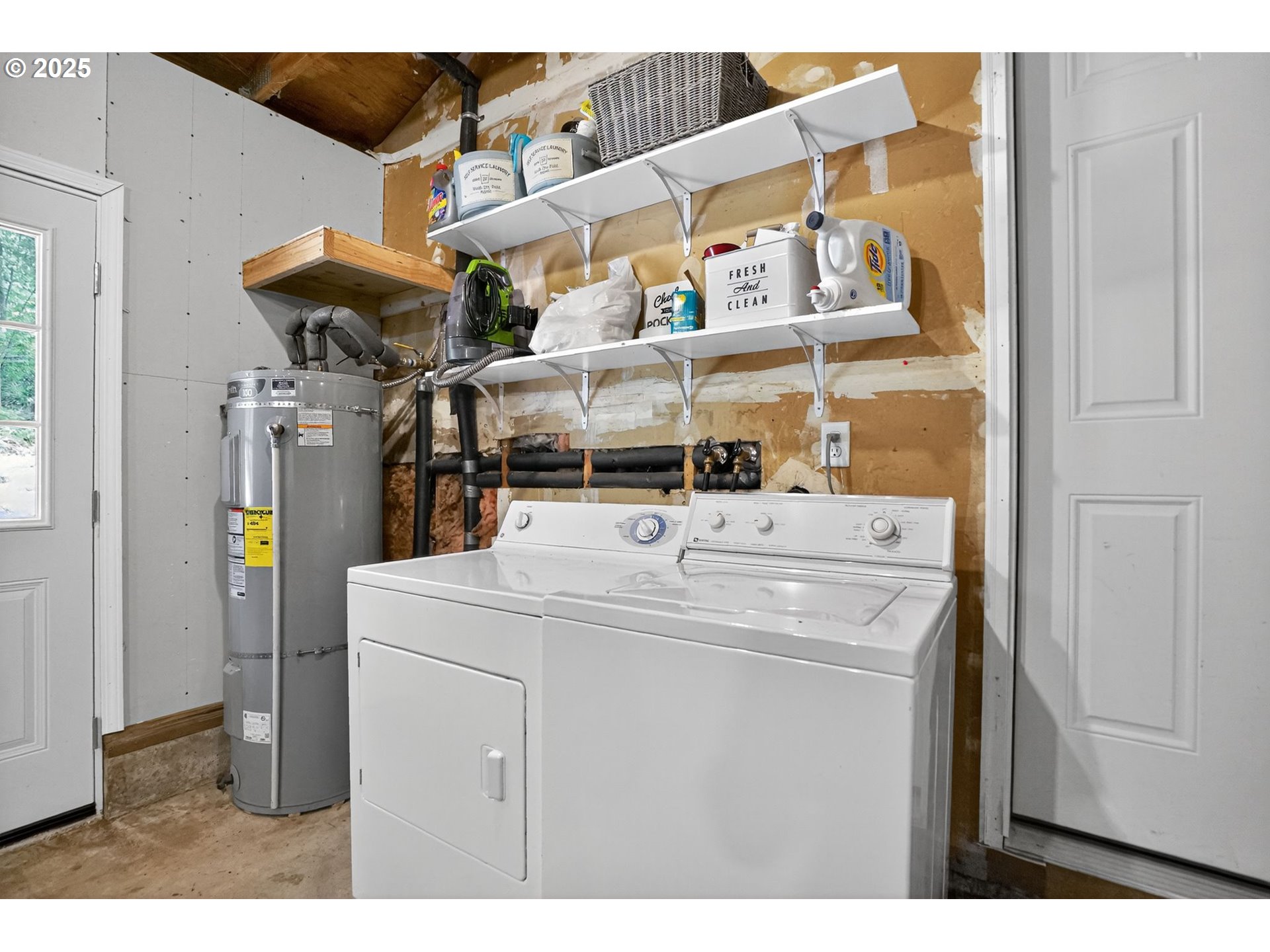 26280 South Beavercreek Road Beavercreek, OR 97004 - Photo 27 of 39 a utility room with dryer and washer