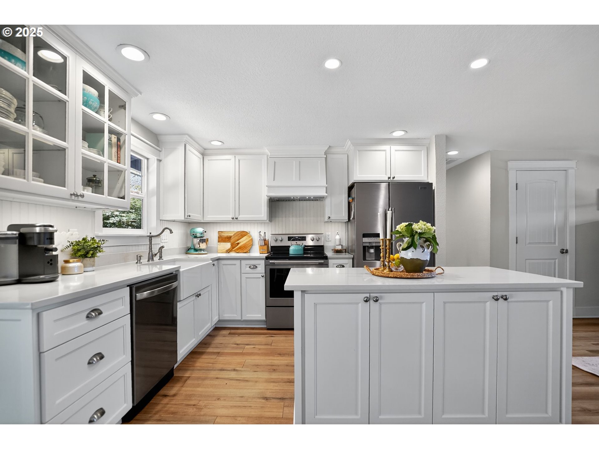 26280 South Beavercreek Road Beavercreek, OR 97004 - Photo 8 of 39 a kitchen with granite countertop a sink stainless steel appliances and cabinets
