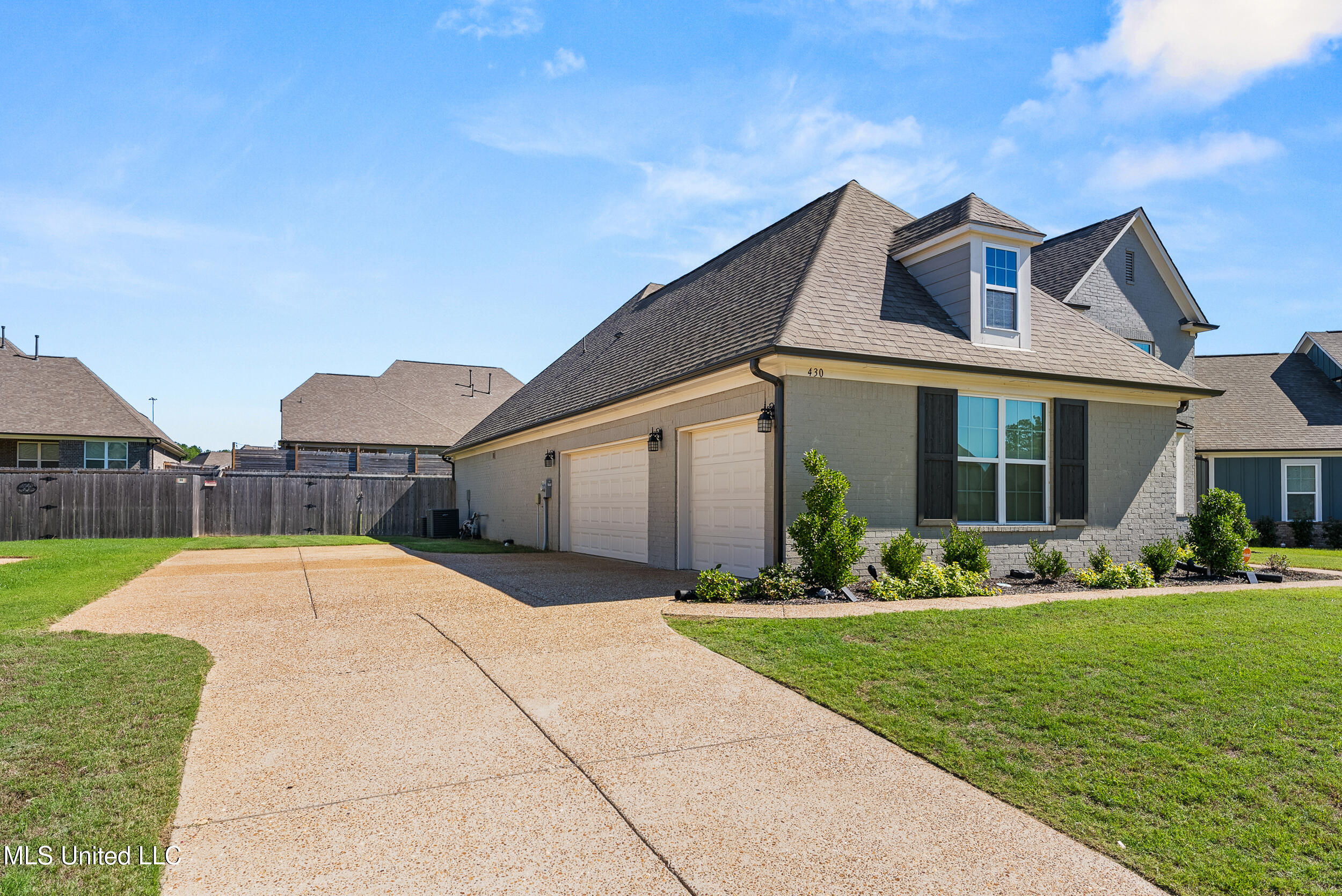 430 Natchez Loop Hernando, MS 38632 - Photo 4 of 27 3 Car Garage
