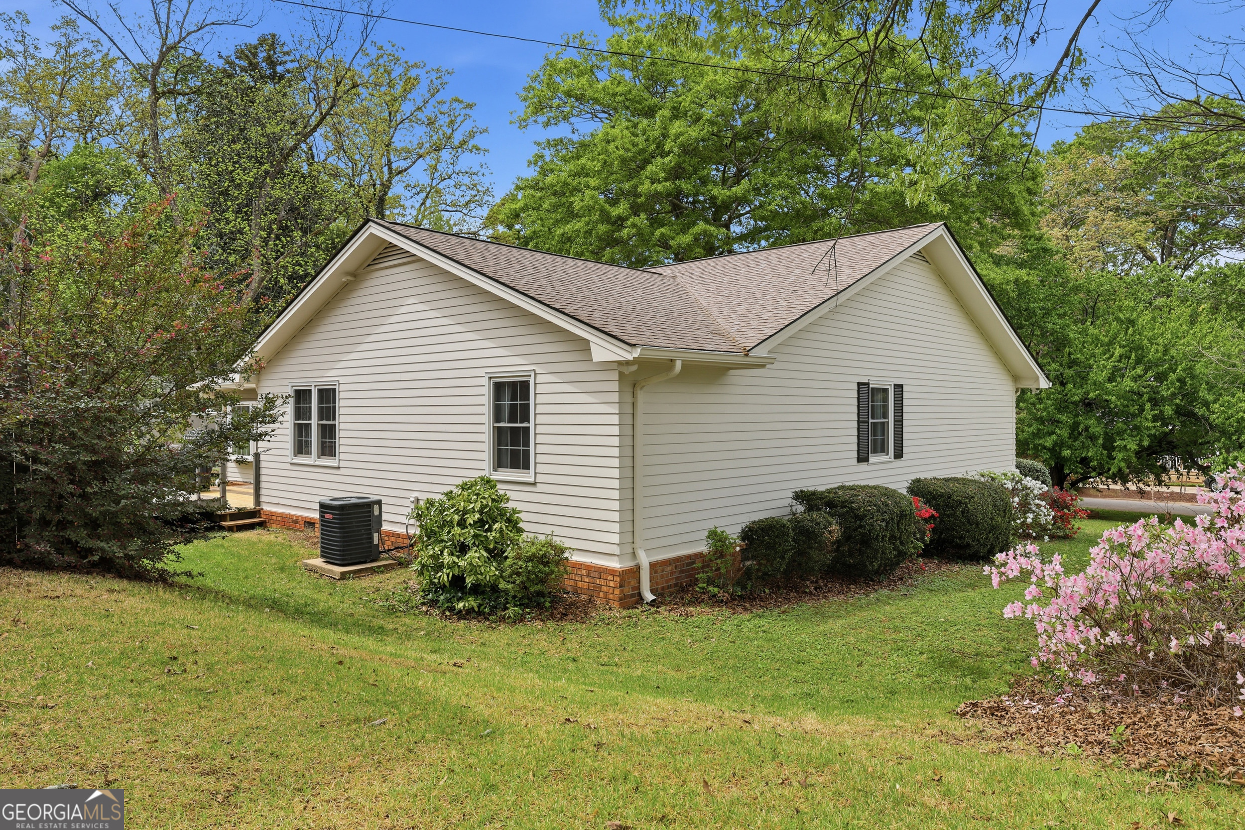 23 Cane Brake Circle Toccoa, GA 30577 - Photo 4 of 35 a view of a house with a yard and plants