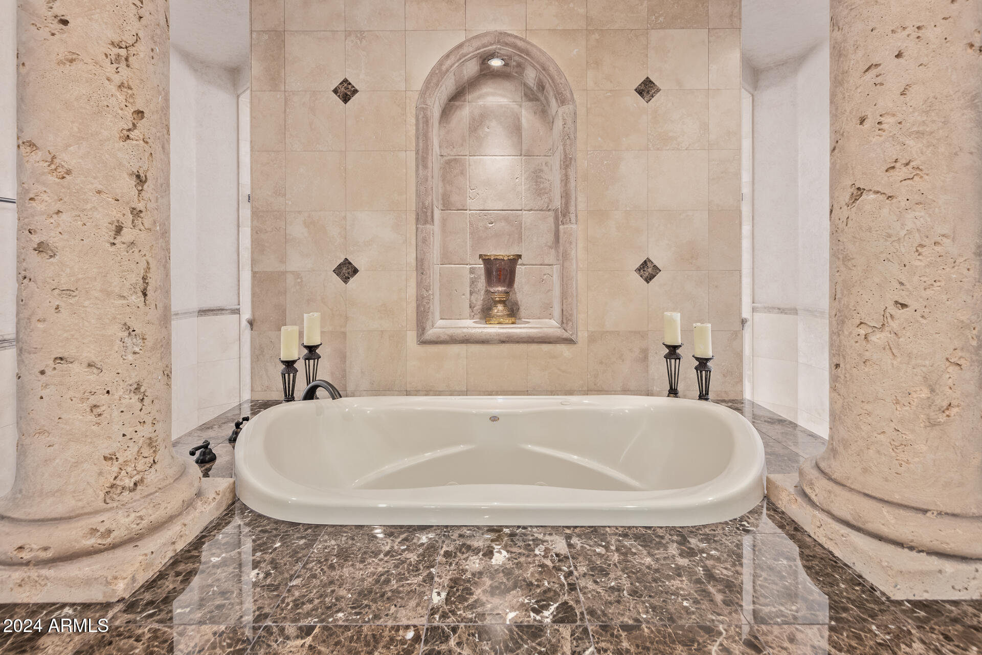 5339 East Royal Palm Road Paradise Valley, AZ 85253 - Photo 35 of 95 a bathroom with shower and bathtub