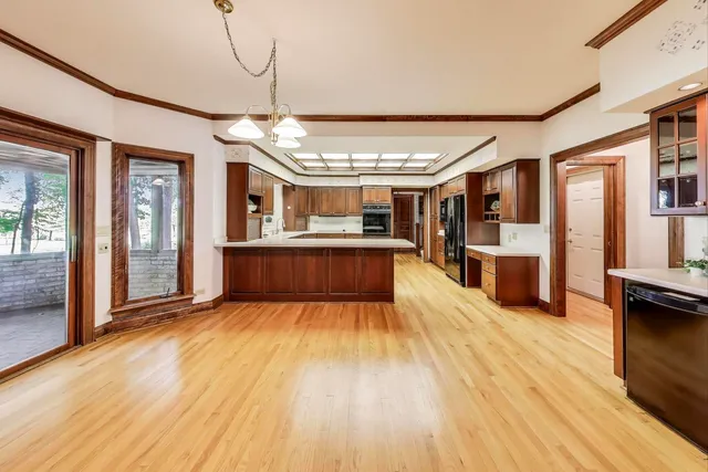 a large kitchen with kitchen island a large island in it