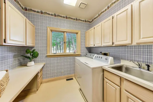 a view of entryway with a front door