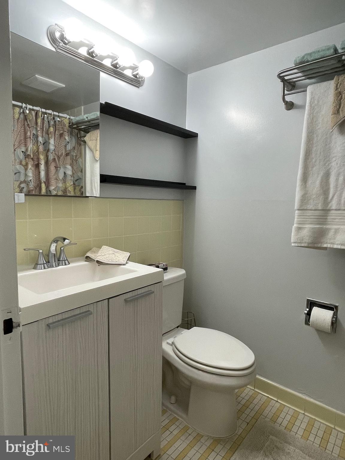 817 Delaware Avenue Southwest, Unit 227 Washington, DC 20024 - Photo 13 of 27 a bathroom with a toilet a sink and mirror