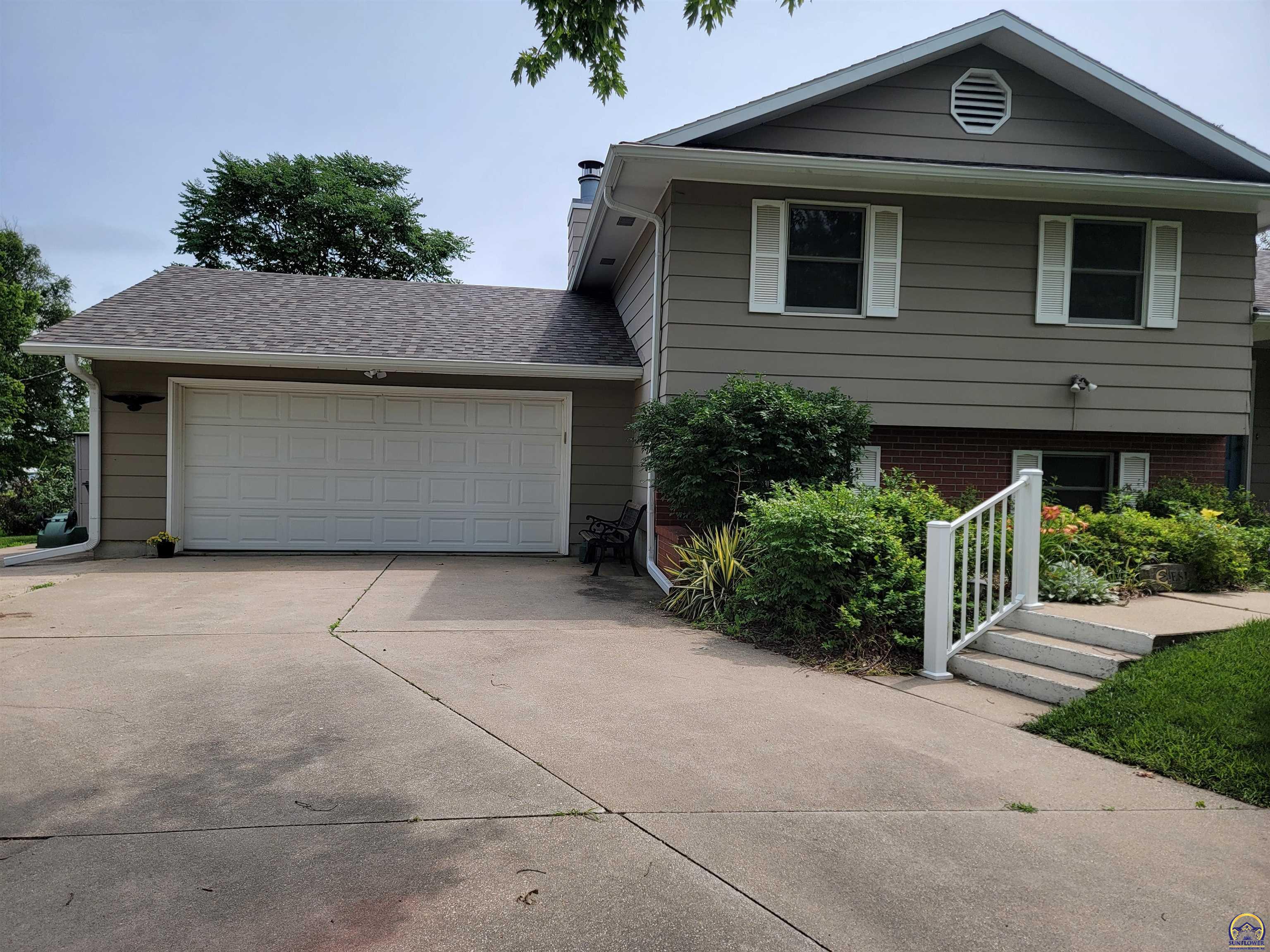 2002 Schaeffer Way Emporia, KS 66801 - Photo 2 of 28