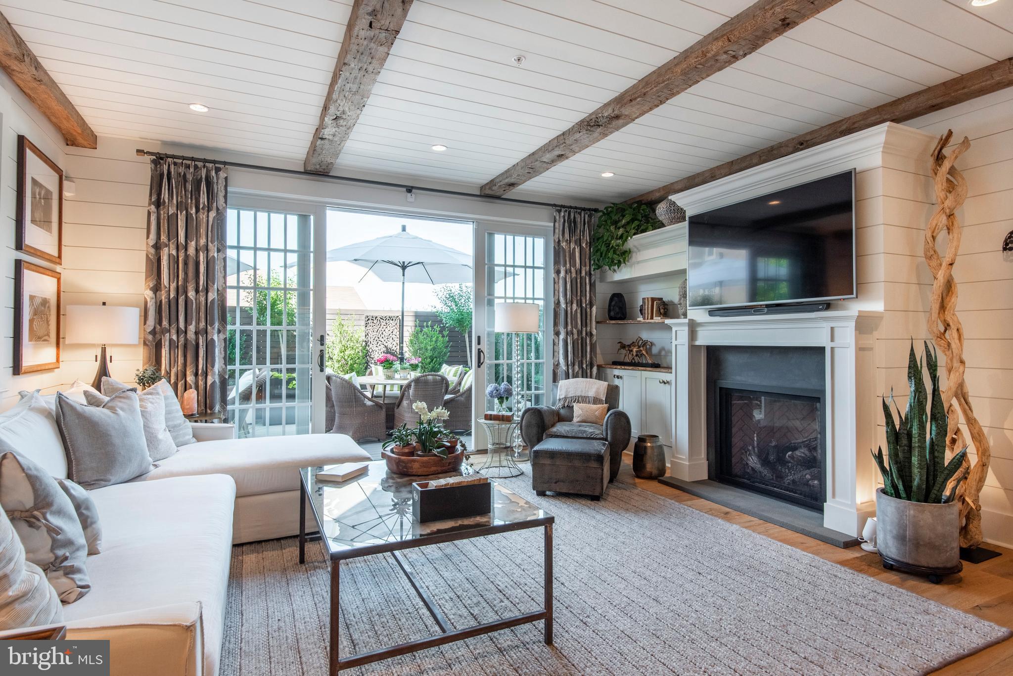 4726 Cross Street Philadelphia, PA 19128 - Photo 13 of 49 Living Room