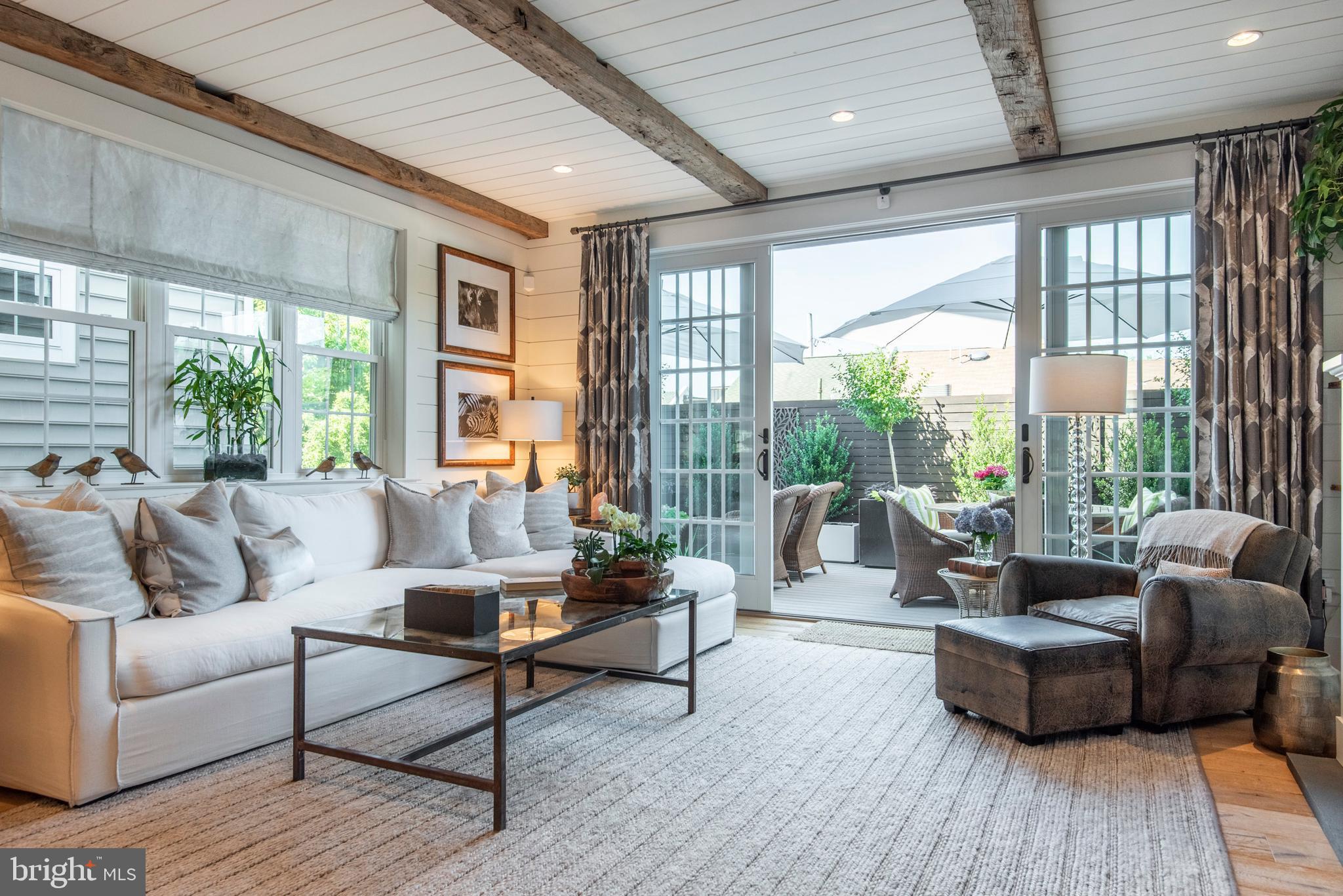 4726 Cross Street Philadelphia, PA 19128 - Photo 14 of 49 Living Room