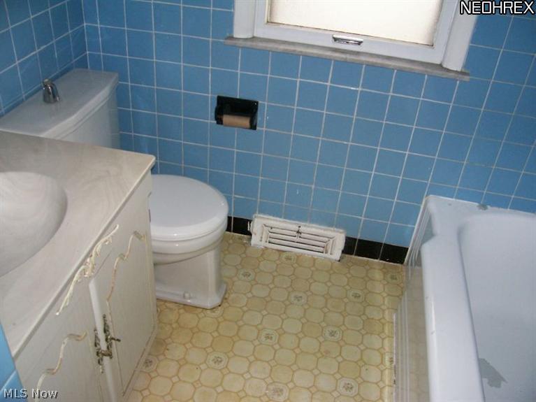4037 Stonehaven Road Cleveland, OH 44121 - Photo 7 of 22 Gallery Image 7
