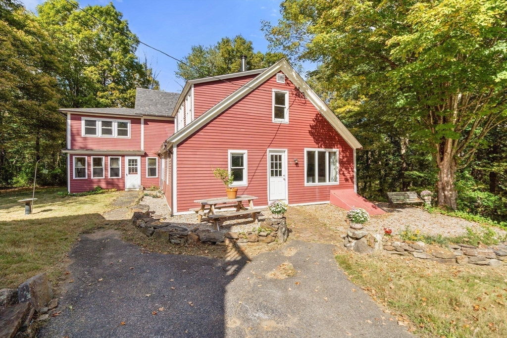 16 Summit Avenue Sturbridge, MA 01518 - Photo 4 of 37
