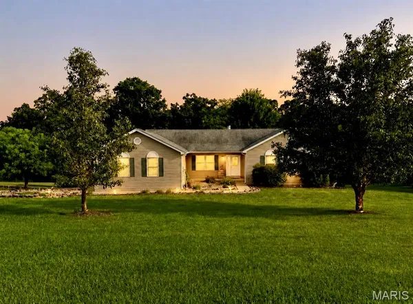 $400,000 | 114 East Ledge Rock Drive, De Soto, MO 63020