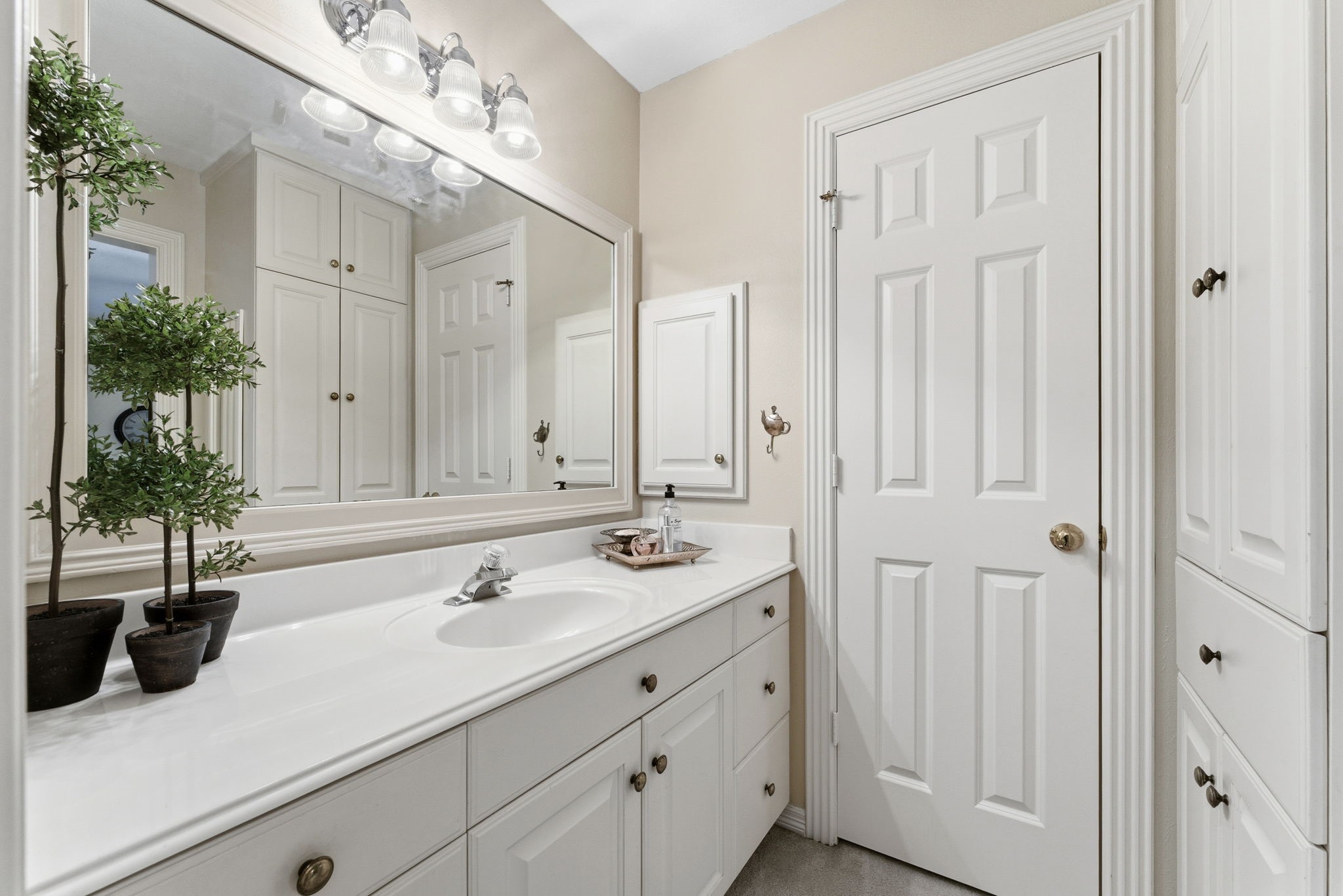 147 North Taylor Point Drive Spring, TX 77382 - Photo 27 of 44 Jack & Jill bathroom with two separate vanities, connects two of the bedrooms.