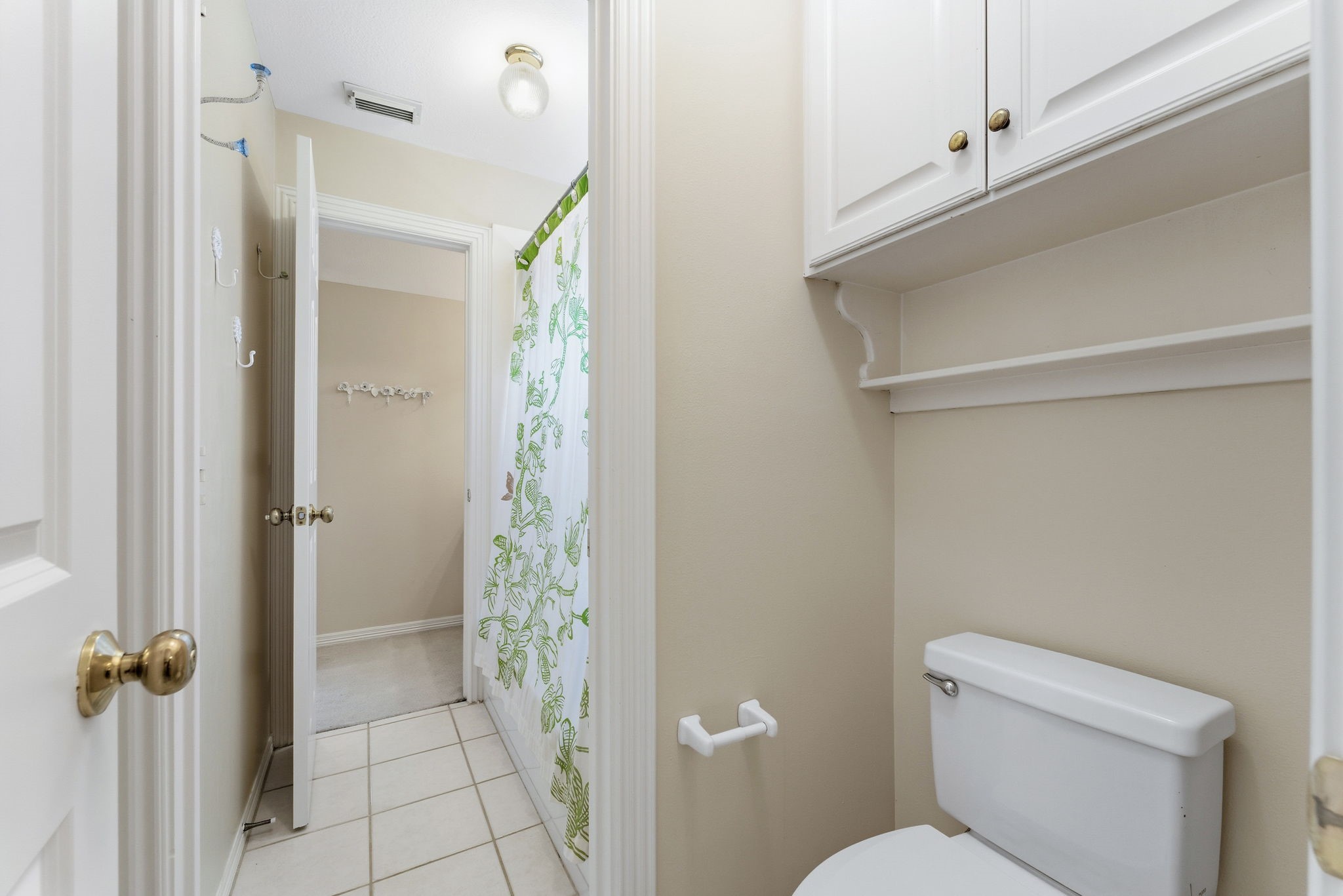 147 North Taylor Point Drive Spring, TX 77382 - Photo 28 of 44 Jack & Jill bathroom walkthrough