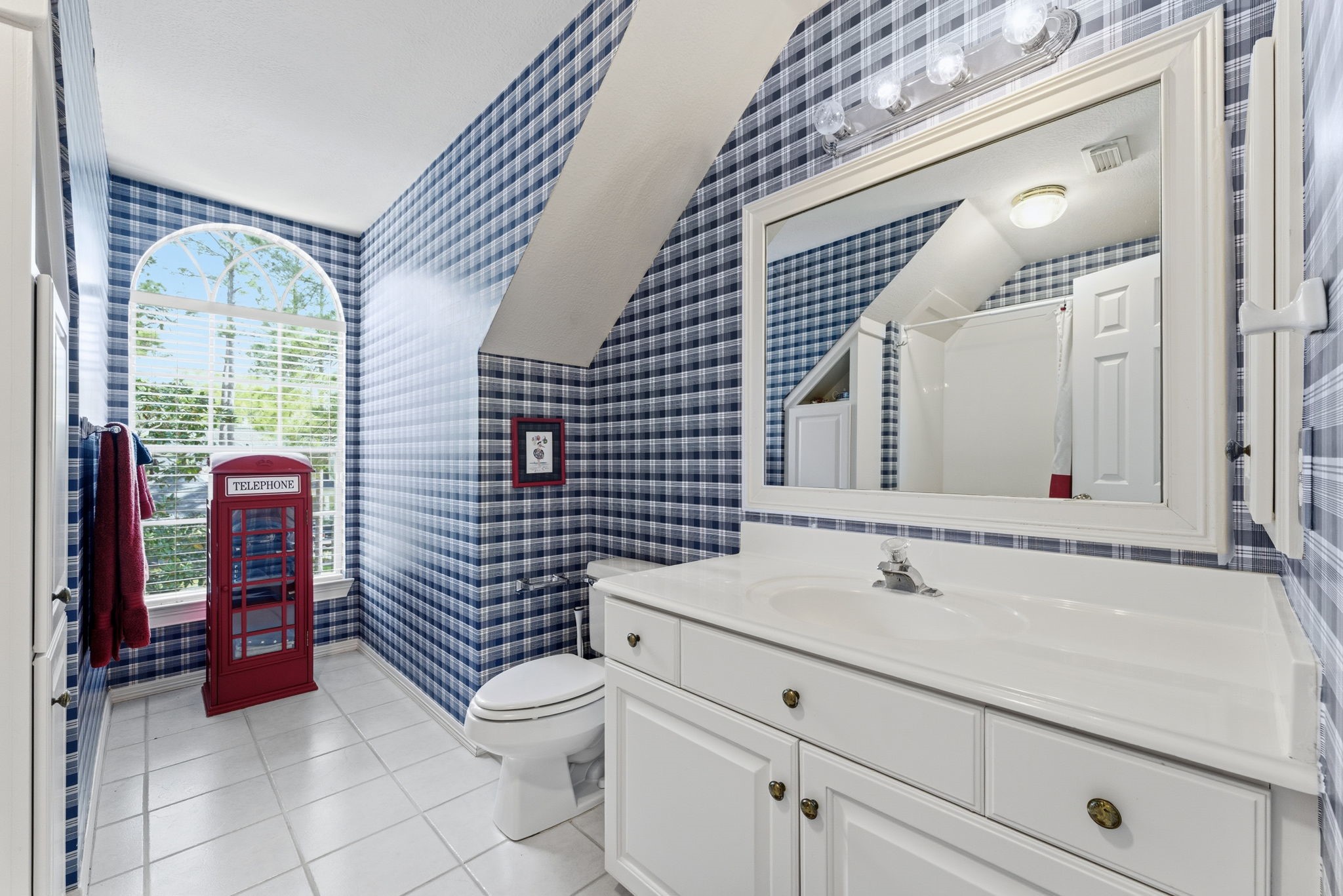 147 North Taylor Point Drive Spring, TX 77382 - Photo 34 of 44 Natural light is abundant from the arched window of this clean and crisp ensuite bathroom
