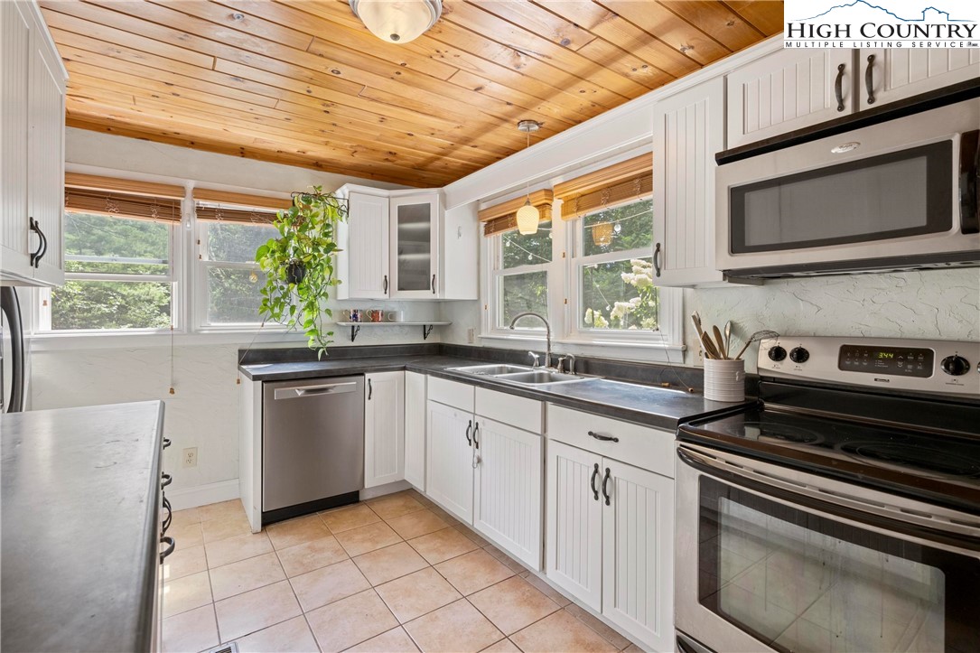 233 Ridgewood Drive Boone, NC 28607 - Photo 13 of 38 Gallery Image 13