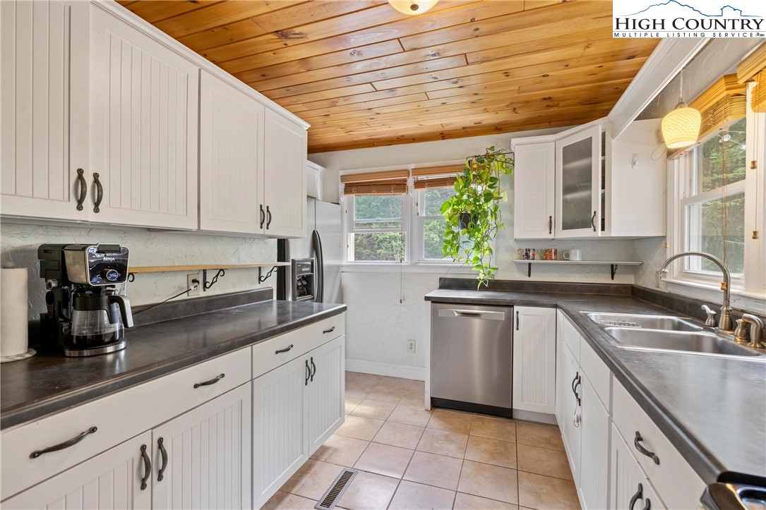 233 Ridgewood Drive Boone, NC 28607 - Photo 14 of 38 Gallery Image 14