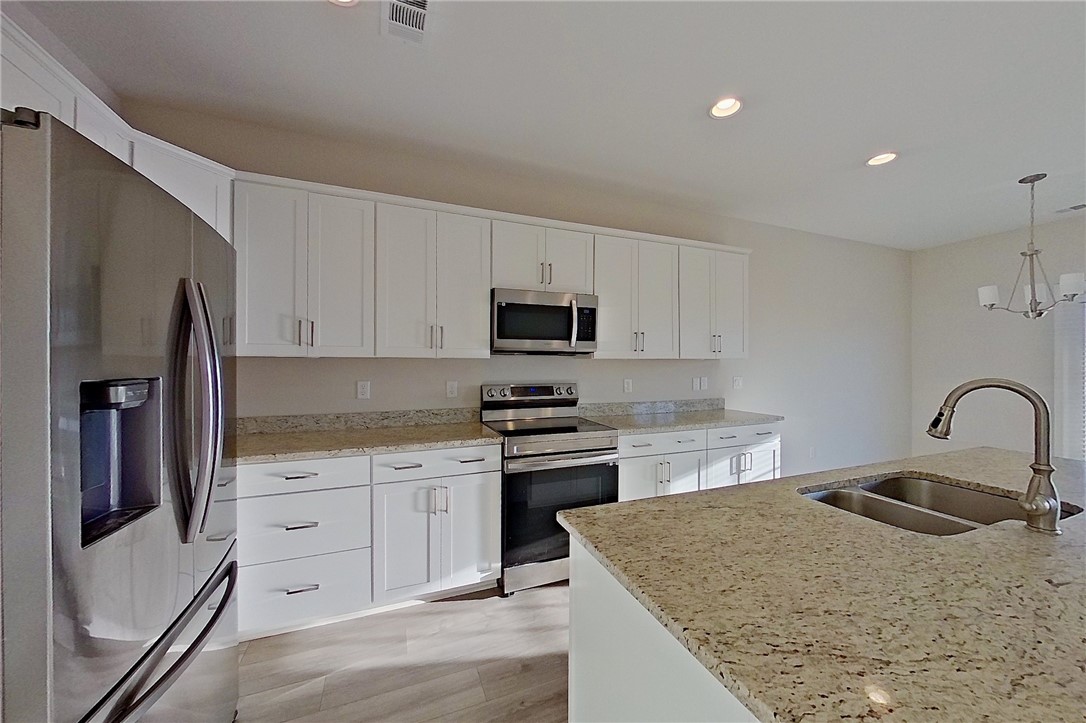 247 Chestnut Drive Brunswick, GA 31523 - Photo 12 of 49 Kitchen
